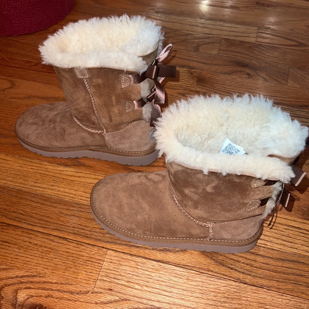 Brown bow UGGS
